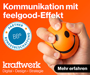 Der Hintergrund dieses Banners ist rein orange. Links oben steht geschrieben: „Kommunikation mit feelgood-Effekt“, in der Mitte links ist das BBG Partner-Siegel abgebildet. Daneben ist eine Hand zu sehen, die einen hellorangen Stressball drückt, dieser trägt ein Smiley-Gesicht. Am unteren Rand links liest man mit weißer Schrift: „kraftwerk Digital – Design - Strategie“. Rechts daneben ist ein schwarzer Balken, eine Art Button, mit folgendem Text: „Mehr erfahren“.