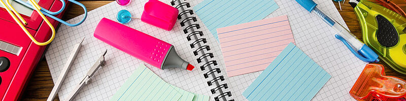 Büromaterial_Fotolia_130274239_S Diverses Büromaterial liegt auf einem Tisch