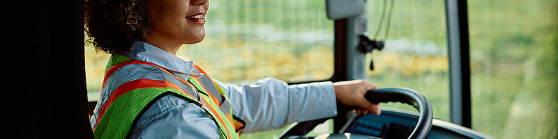 AdobeStock_591649353 Person sitzt im Bus und steuert diesen