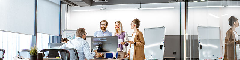 AdobeStock_301702905 Personen die sich Unterhalten