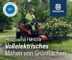 Im Hintergrund dieses Banners ist ein Garten zu sehen mit einer Gärtnerin, die auf einem Rasenmäher sitzt. Rechts oben ist das Logo Husqvarna abgebildet und links ist das Partner-Siegel zu sehen. „Husqvarna FM410i Vollelektro-nisches Mähen von Grünflächen“ steht in weiß geschrieben. Da es sich um ein GIF (bewegtes Bild) handelt, hat der Banner mehrere Sequenzen. In der zweiten Sequenz ist der Hintergrund weiß und in schwarz steht folgendes geschrieben „Professionelle Grün-flächenpflege war noch nie so einfach – mehr erfahren“ Rechts oben ist das Logo Husqvarna abgebildet und links ist das Partner-Siegel zu sehen. Rechts unten ist nochmals der Rasenmäher abgebildet.