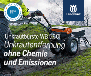 Da es sich um ein GIF (bewegtes Bild) handelt, hat der Banner mehrere Sequenzen. Im Hintergrund dieses Banners sind immer unterschiedliche Einsatzgebiete der Unkrautbürste WB560i abgebildet, jeweils mit dem Text „Unkrautentfernung ohne Chemie und Emissionen“ zu sehen. Rechts oben ist das Logo Husqvarna abgebildet und links ist das Partner-Siegel zu sehen. In der letzten Sequenz ist der Hintergrund weiß und in schwarz steht folgendes geschrieben „Husqvarna Akkusystem – ein Akku für alle Geräte“ Rechts oben ist das Logo Husqvarna abgebildet und links ist das Partner-Siegel zu sehen. Rechts unten sind einige Geräte abgebildet, sowie ein Button in orange, um mehr zu erfahren.
