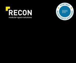 Der Hintergrund dieses Banners ist sehr dunkel gehalten, aber der das Logo von Recon (links oben) und das Partner-Siegel der BBG (rechts oben) sind immer an den gleichen Stellen Da es sich um ein GIF (bewegtes Bild) handelt, hat der Banner mehrere Sequenzen. In der ersten Sequenz steht geschrieben: „Spezialist in modularer Bauweise“. In der zweiten Sequenz steht geschrieben „#Holzmodulbau. Natürlich. Nachhaltig. Innovativ“ im Hinter-grund ist ein Familienhaus dunkel abgezeichnet. In der dritten Sequenz steht geschrieben „#Stahlmodulbau. Robust. Flexibel. Effizient“ im Hintergrund ist ein Bürogebäude dunkel abgezeichnet. Auf der letzten Seite steht geschrieben „Räume mit Sytem – jetzt informieren“. Der Hintergrund ist rein schwarz.