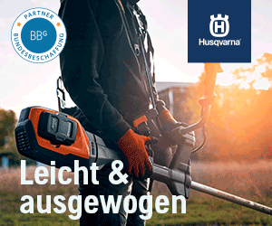 Auf dem 1. Bild dieses Banners ist ein Mann zu sehen, der ein Gartengerät um die Schulter hängen hat, im Hintergrund ist ein Wiese zu sehen. Rechts oben ist das Husqvarna Logo zu sehen, links oben ist das BBG Partner-Siegel abgebildet. Da es sich um ein GIF (bewegtes Bild) handelt, wechselt sich der Text von Sequenz zu Sequenz ab. Auf der 2. Seite steht geschrieben: „Entdecken Sie die professionellen Akku Geräte von Husqvarna! Darunter ist eine Art Button in Orange gehalten mit dem Text „mehr erfahren“ so wie weitere Akku-Gartengeräte zu sehen.
