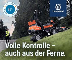 Auf dem 1. Bild dieses Banners ist eine größerer Rasenmäher zu sehen, der einen Hang hinterherfährt, da-hinter steht ein Arbeiter in einen Gelben Warnweste mit Kopfhörern und mit einer Steuerung in der Hand. Darunter steht geschrieben: „Volle Kontrolle – auch aus der Ferne.“ Rechts oben ist das Husqvarna Logo zu sehen, links oben ist das BBG Partner-Siegel abgebildet. Da es sich um ein GIF (bewegtes Bild) handelt, wechselt sich der Text von Sequenz zu Sequenz ab. Auf der 2. Seite steht geschrieben: „Professionelle Grünflächenpflege war noch nie so einfach! Darunter ist eine Art Button in Orange gehalten zu sehen mit dem Text „mehr erfahren“ so wie die Steuerung des Rasenmähers.