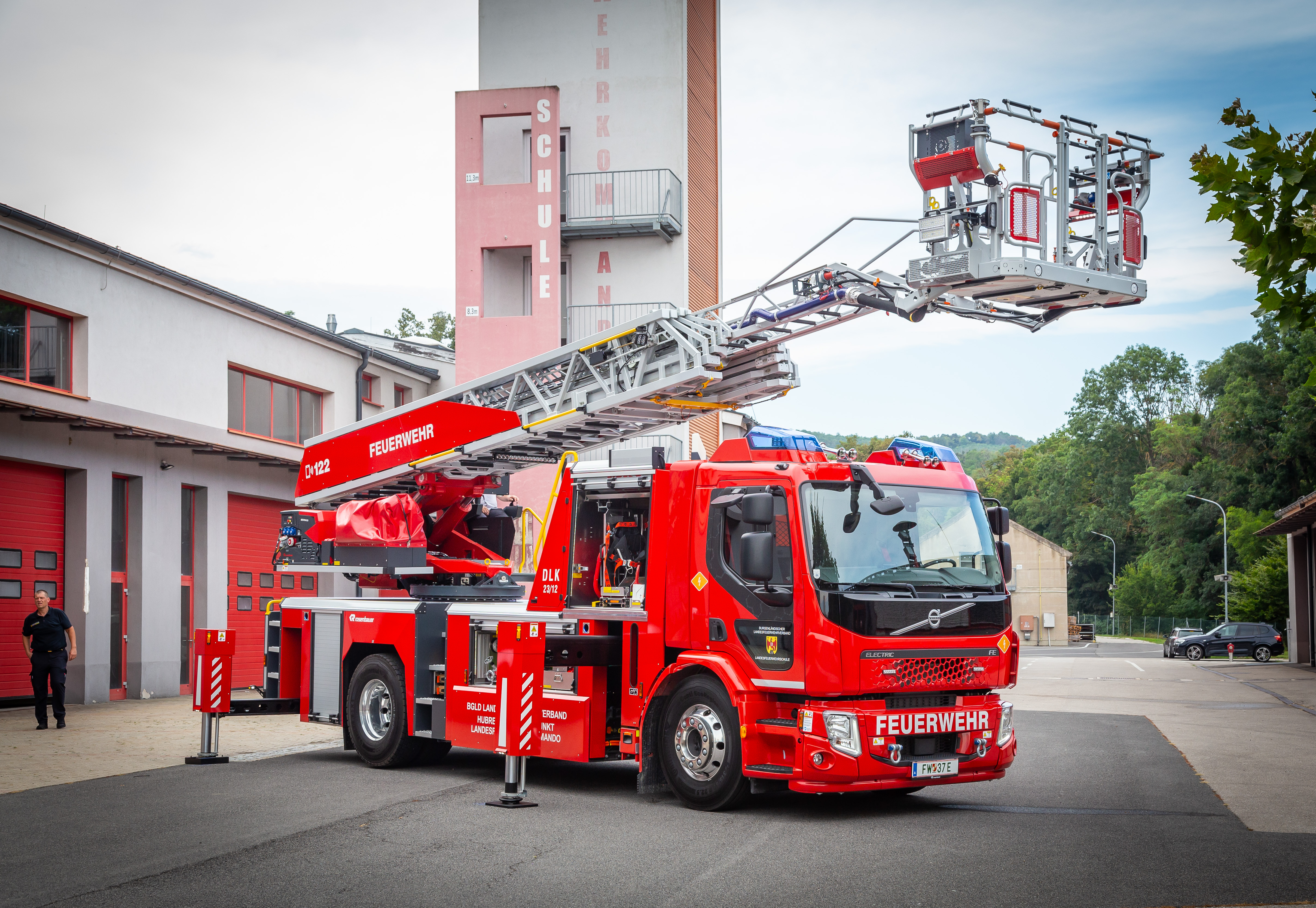 Feuerwehrdrehleiter mit Leiteraufsatz oben