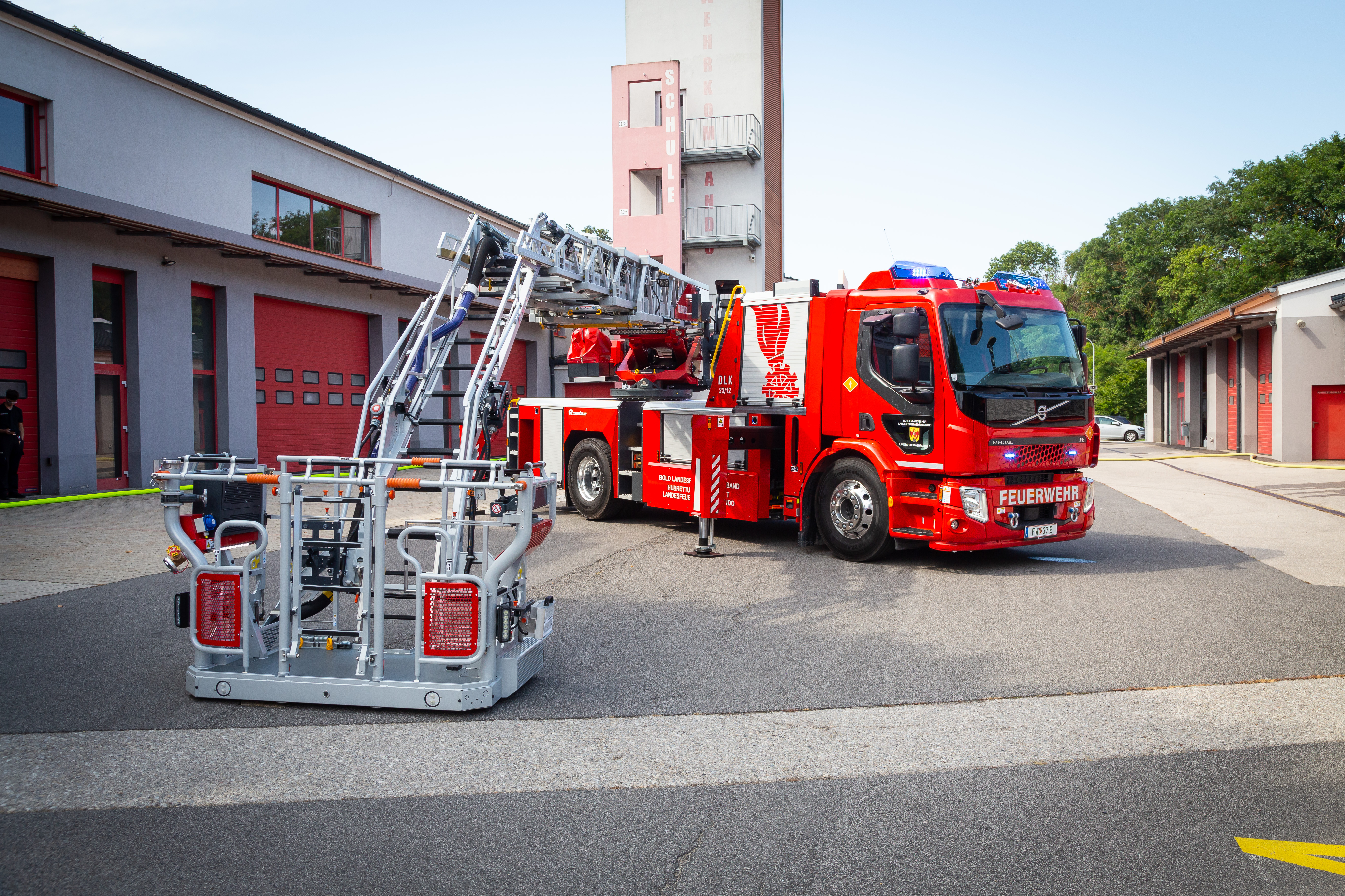 Feuerwehrdrehleiter mit Leiteraufsatz am Boden