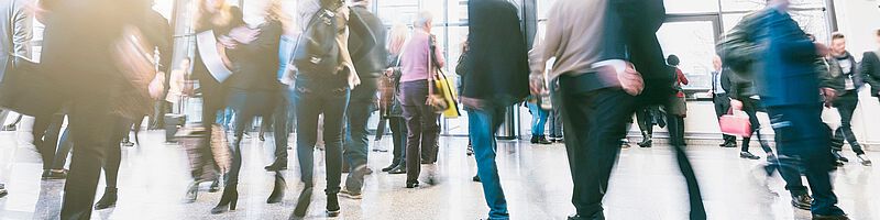 Menschen besuchen eine Fachmesse