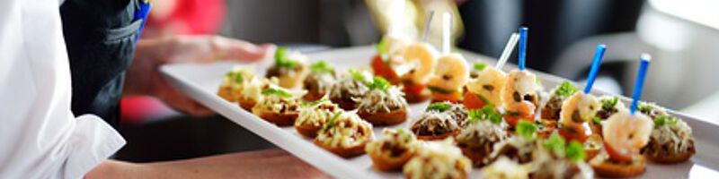 Catering_Eventcatering_Brötchen_Fotolia_95487135_XS Kellnerin hält Essen in der Hand