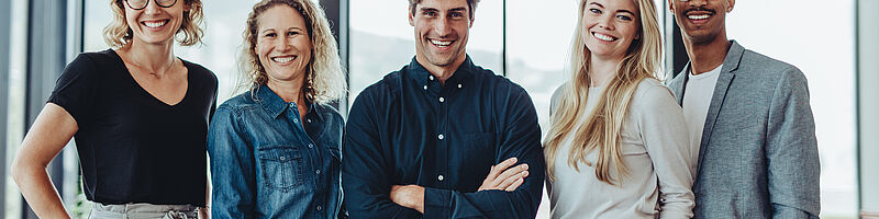 AdobeStock_375393102 5 Personen lächeln in die Kamera