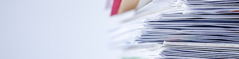 AdobeStock_469314103 Ein Stapel mit vielen Briefen und Post