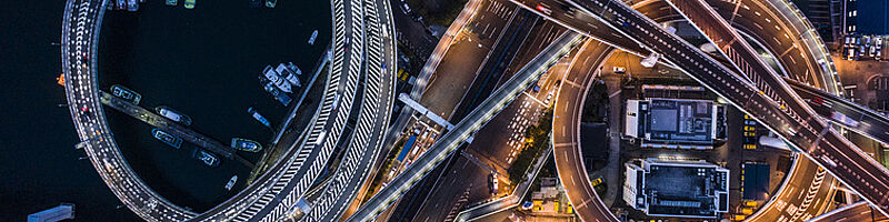  Autobahnkreuz in der Nacht; Foto von Beschaffung aktuell (Monet/Fotolia)