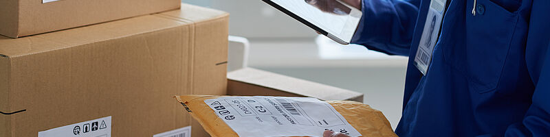 Paketpost_AdobeStock_138067977 Person die Post verteilt