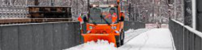 Multifunktionstransporter bis 3,5t Voll Elektro Schneeschieber schiebt Schnee von der Straße