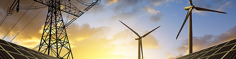 Strom_Öko_Energie Ein Strommast, Windräder und eine Solaranlage bei blauem Himmel