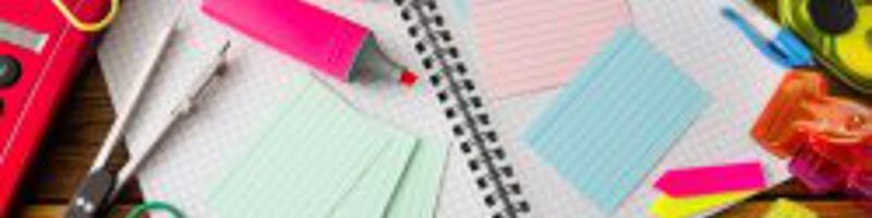 Büromaterial Papier, Leuchtstift, Zirkel und vieles mehr liegen auf einem Schreibtisch