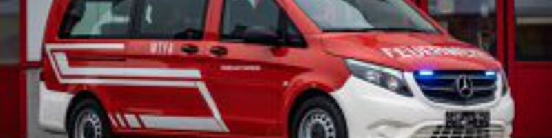 MTFLos2 Feuerwehrauto steht vor der Zentrale