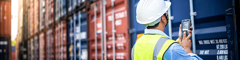 AdobeStock_216775061 Arbeiter vor Container