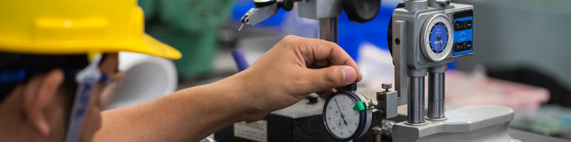 Werkstatt_Teaserbild Mann stellt etwas bei der Ausrüstung ein