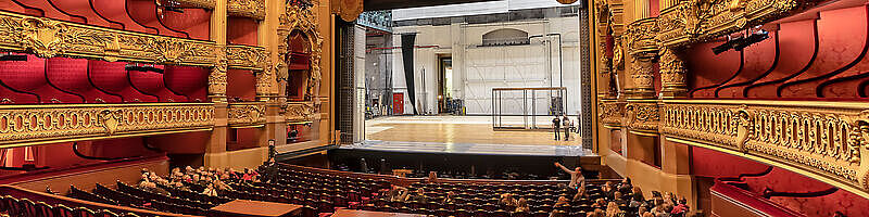 AdobeStock_363004761_Editorial_Use_Only Theater von innen mit Blick auf die Bühne