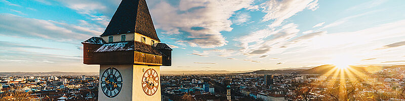 Grazer Stadtpanorama bei Sonnenuntergang von der Spitze des Schlossbergs