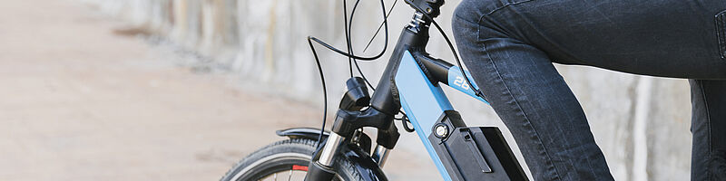 E-Fahrrad_AdobeStock_283737812_freepik Person sitzt auf einem Elektrofahrrad