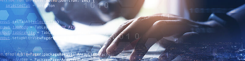 AdobeStock_303253334 Person schreibt auf Laptop