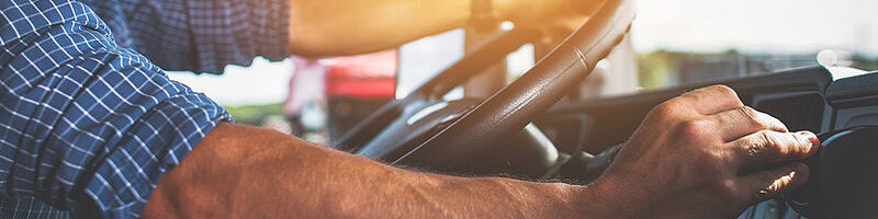 Ein Mensch lenkt einen LKW