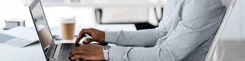 Notebook_Laptop_AdobeStock_203955483 Mann sitzt bei seinem Laptop