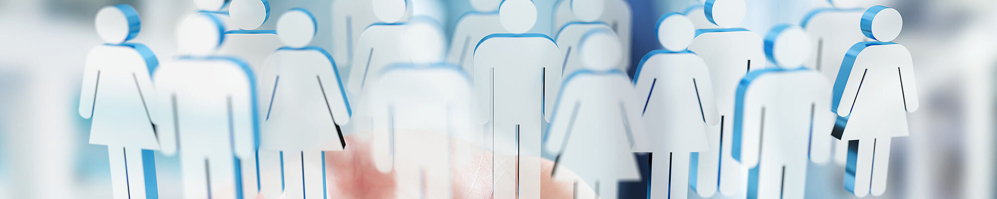 Offene Handfläche auf der mehere gezeichnete Personen stehen