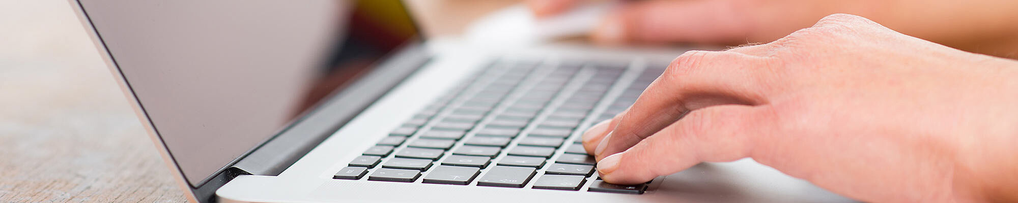 Hände auf Laptop