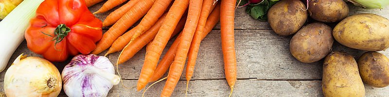 Gemüse_Tisch_AdobeStock_115939617 Gemüse liegt auf einer Holzplatte