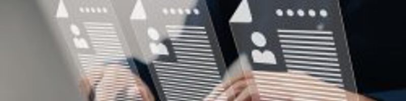 AdobeStock_512834325 Person schreibt etwas auf einem Laptop und vor ihm drei Digitale Briefe