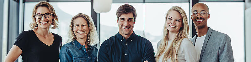 AdobeStock_375393102 5 Personen lächeln in die Kamera