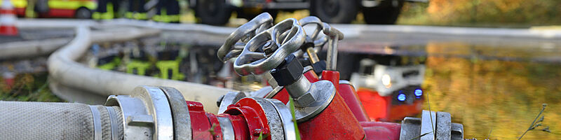 Löschfahrzeug Schläuche angeschlossen an einer Einbaupumpe