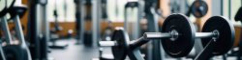 AdobeStock_708101515 Fitnessgeräte im Fitnessstudio
