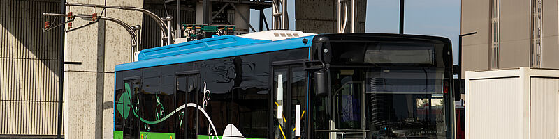 Ein Autobus auf der Straße