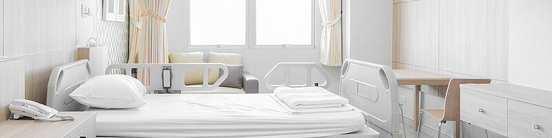 AdobeStock_85885048 Krankenhauszimmer mit Bett und Möbel