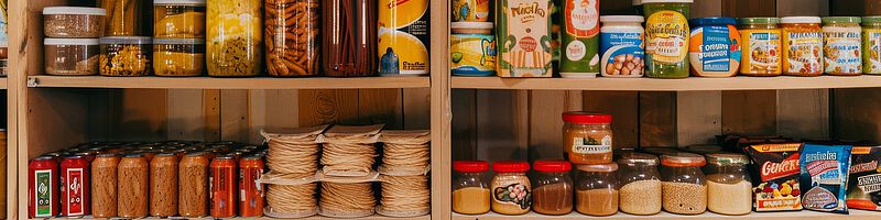 AdobeStock_930001347 Regal mit diversen Lebensmittel