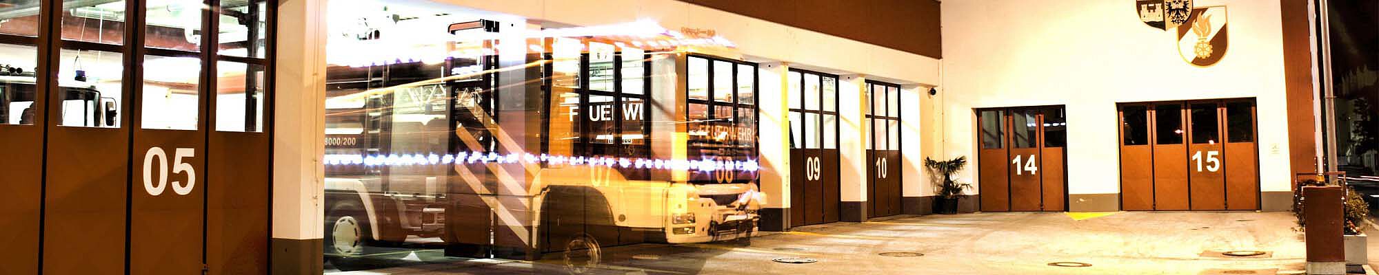 Löschfahrzeug fährt aus einer Feuerwache