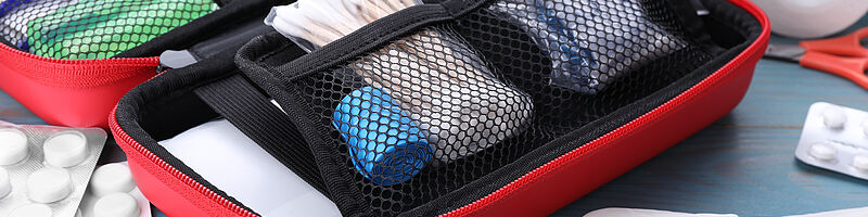 Taktische Sanitätsartikel Sanitätsartikel liegen auf einem Tisch