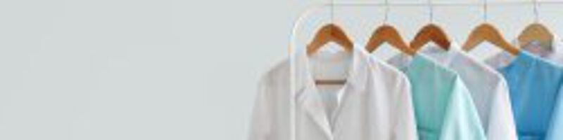 4601.05412 Berufsbekleidung hängt an Kleiderhacken