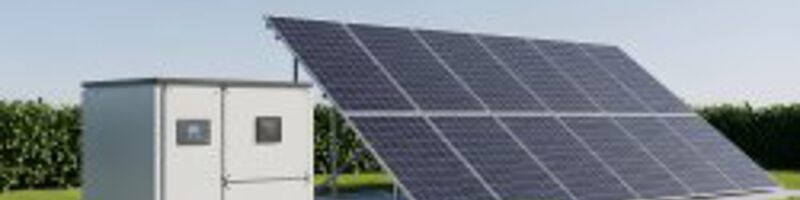 AdobeStock_1673963044 Eine Photovoltaikanlage steht draußen neben zwei Generatoren