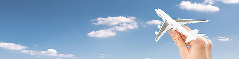 Foto: Himmel eine Hand steuert ein Flugzeug